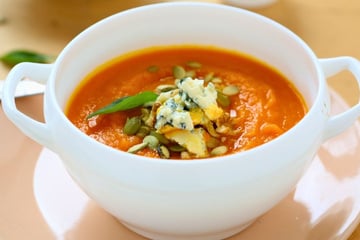 Caldo de abóbora com gorgonzola e creme de leite com sabor equilibrado