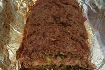 Bolo de carne moída recheado com presunto e mussarela