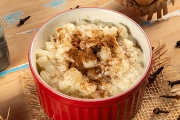 Canjica doce tradicional com leite e canela e tempo certo de molho