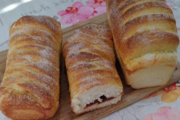 Pão recheado com goiabada