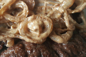 Bife acebolado com shoyu e maionese