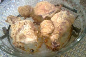 Coxas de frango empanadas e assadas