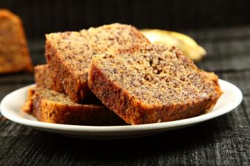 Bolo orgânico de banana com ameixa 