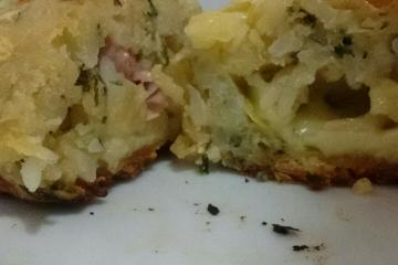 Bolinho de arroz recheado com queijo