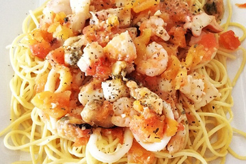 Espaguete com tomates frescos e frutos do mar