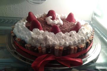 Bolo de chocolate e morango com Twix