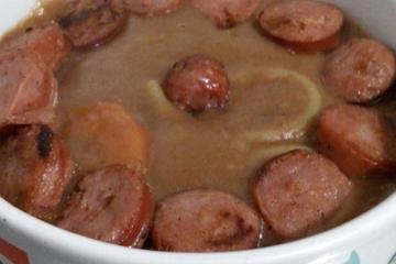 Sopa de feijão com macarrão e legumes