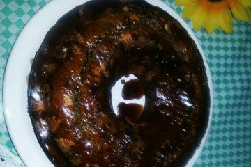 Bolo simples de liquidificador com cobertura de chocolate