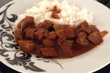 Carne macia ao molho de tomates e cerveja