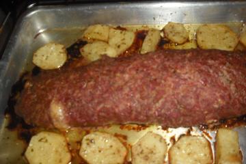 Rocambole de carne moída com queijo e presunto