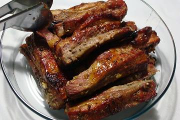Costelinha de porco assada com mel e limão