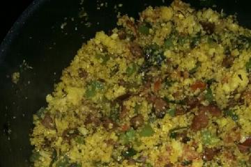 Farofa de cuscuz com calabresa
