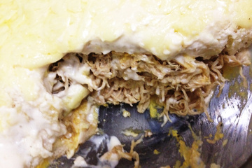 Torta assada de pão de fôrma recheada com creme de milho e frango