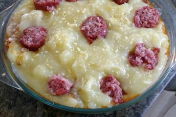Purê de aipim com linguiça e queijo