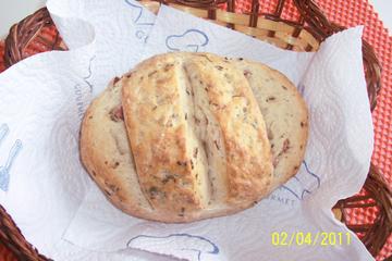 Pãozinho italiano caseiro com salame, azeitonas e ervas frescas