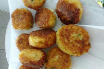 Bolinho de arroz recheado com queijo