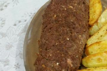 Rocambole de carne moída com queijo e presunto