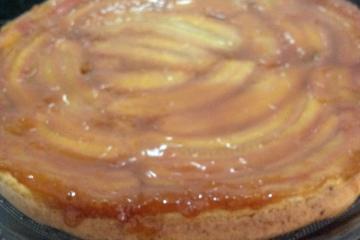 BOLO DE BANANA CARAMELIZADA (INVERTIDO), DE LIQUIDIFICADOR