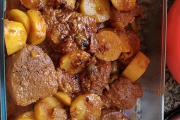 Carne assada com batatas douradas