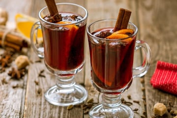 Quentão de vinho e cachaça misturados com sabor equilibrado