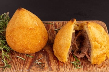 Coxinha de costela desfiada e cream cheese crocante por fora e cremosa por dentro