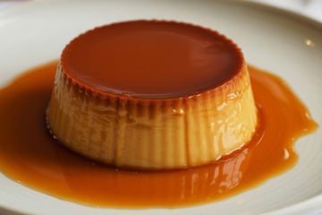 Pudim de leite condensado sem furinhos, sem liquidificador e sem desmontar ao desenformar