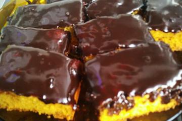 Bolo de cenoura com calda de chocolate