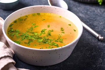 Caldo de ossos rico em colágeno e cheio de sabor para comer puro