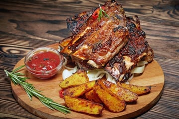 Todo ano faço essa receita que aprendi no TudoGostoso para o almoço de Dia dos Pais: costelinha de porco na airfryer com barbecue