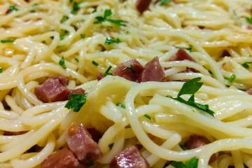 Macarrão alho e óleo com linguiça calabresa