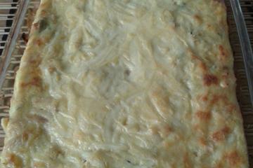 Torta de aipim com frango ao creme de milho