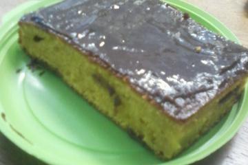 Bolo de cenoura com calda de chocolate
