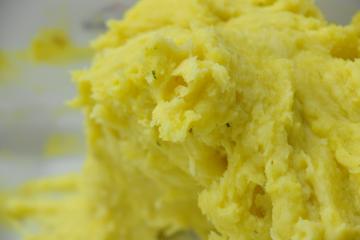 Bolinho de mandioca com recheio de carne seca