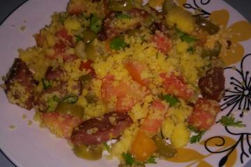 Farofa de cuscuz com calabresa
