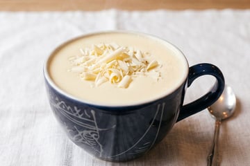 Chocolate quente branco cremoso e sem amido de milho