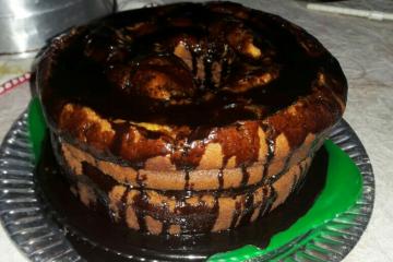 Bolo de cenoura com calda de chocolate