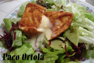Queijo camembert com mix de folhas