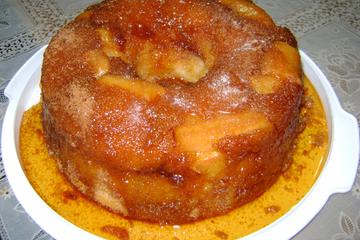 Bolo de banana com calda