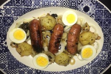 Linguiça ao forno com batatas