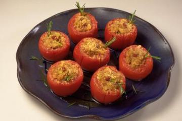 Tomate recheado com farofa de cebola
