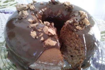 Bolo de chocolate com cobertura de brigadeiro