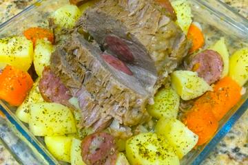 Carne assada com batatas