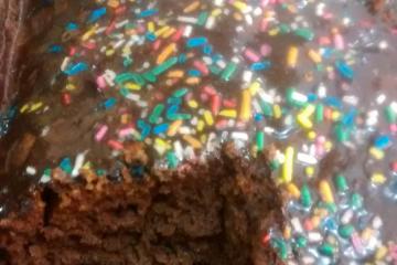 Bolo de baunilha com gotas de chocolate e cobertura (super fofo)
