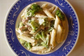 Penne com bacon e brócolis