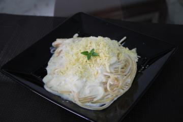 Macarrão ao molho de queijos e champignon