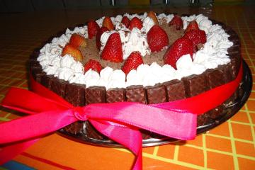 Bolo de chocolate e morango com Twix
