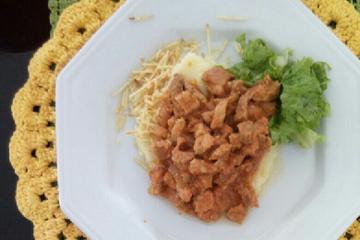 Picadinho de bisteca com purê