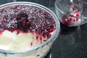 Mousse de limão com calda de framboesa