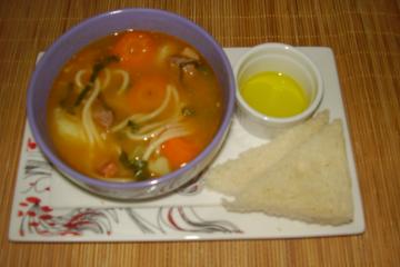 Sopa de legumes com músculo e massinha