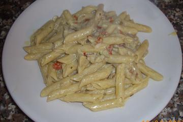 Macarrão penne ao molho de peixe